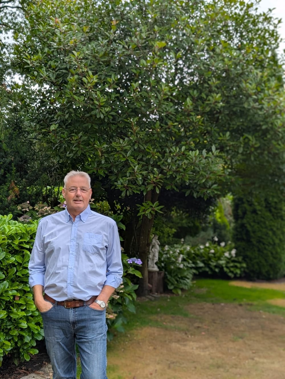 Arjo Ballast, psychosociaal therapeut bij Praktijk Levenswerk in Musselkanaal, in de tuin bij de praktijk