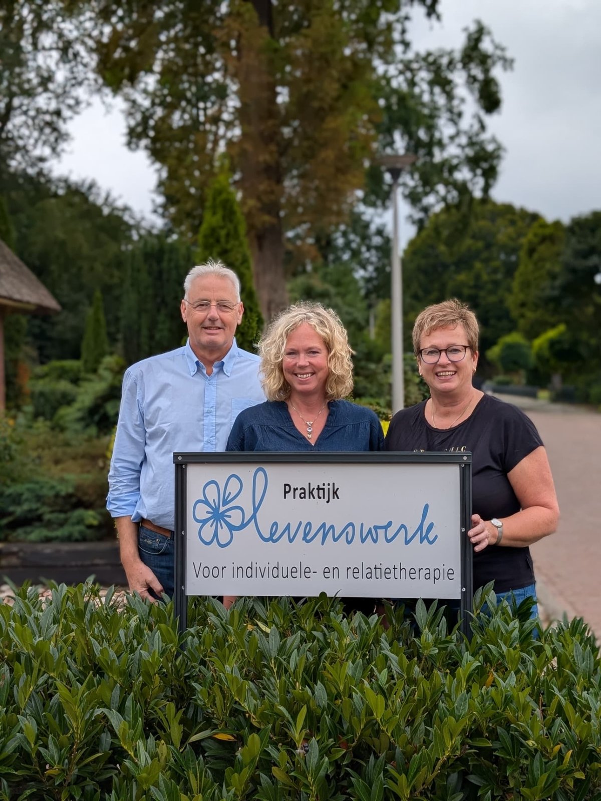 Arjo Ballast, Jeanette Wiersema en Susan van der Tuin van Praktijk Levenswerk bij het naambord in Musselkanaal