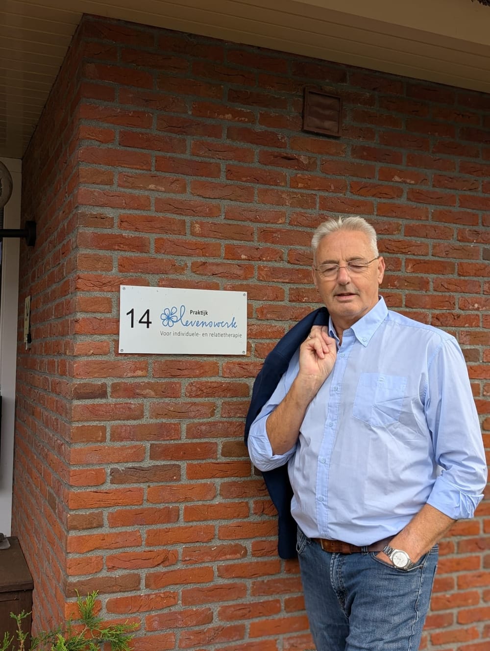 Arjo Ballast bij het naambord van Praktijk Levenswerk, Frans Halslaan 14 in Musselkanaal, voor individuele therapie en relatietherapie