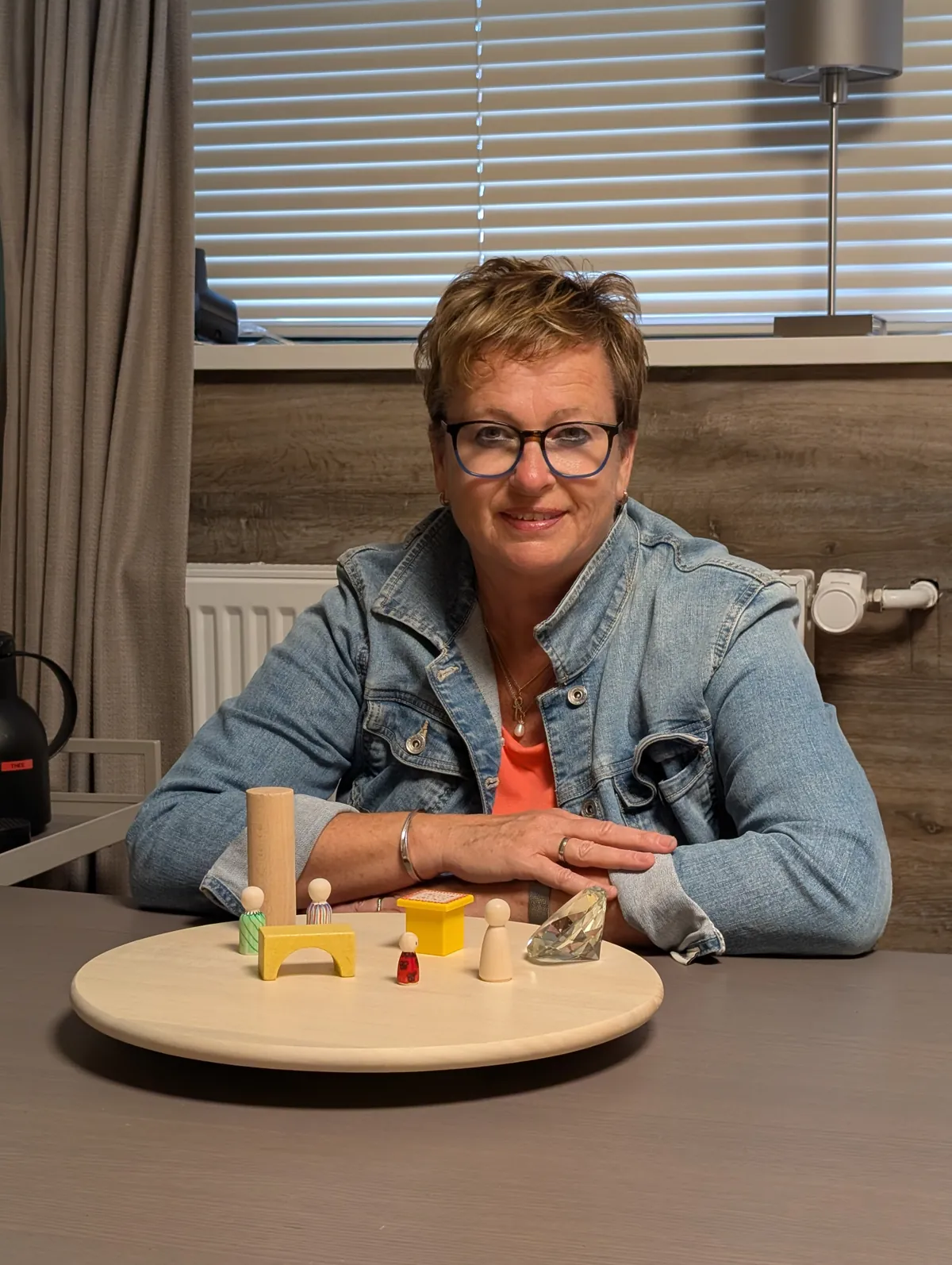 Jeanette Wiersema, systemisch therapeut bij Praktijk Levenswerk, met een tafelopstelling
