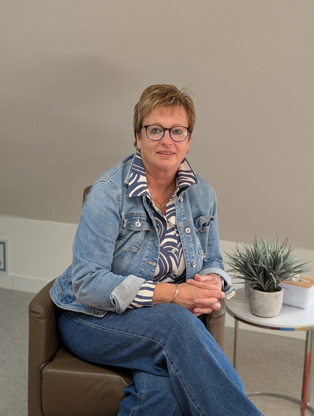 Jeanette Wiersema, Brainspotting- en relatietherapeut bij Praktijk Levenswerk in Musselkanaal, in de therapieruimte