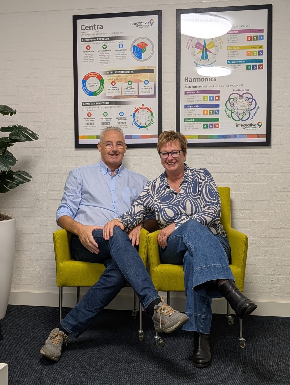 Arjo Ballast en Jeanette Wiersema, psychosociaal therapeuten van Praktijk Levenswerk, in de therapieruimte in Musselkanaal