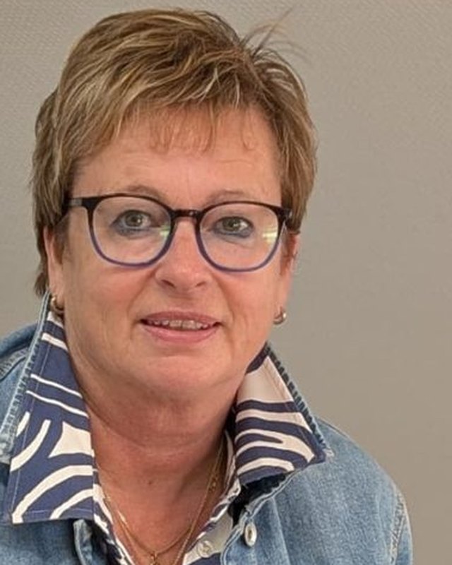 Portretfoto van Jeanette Wiersema, relatietherapeut en psychosociaal therapeut voor lichaamsgerichte en systemische therapie bij Praktijk Levenswerk in Musselkanaal (Groningen en Drenthe)