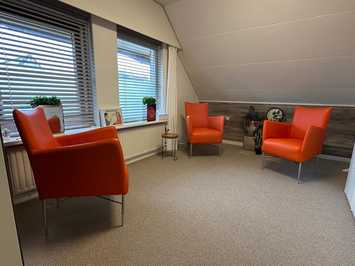 Tweede spreekkamer ingericht voor gesprekken