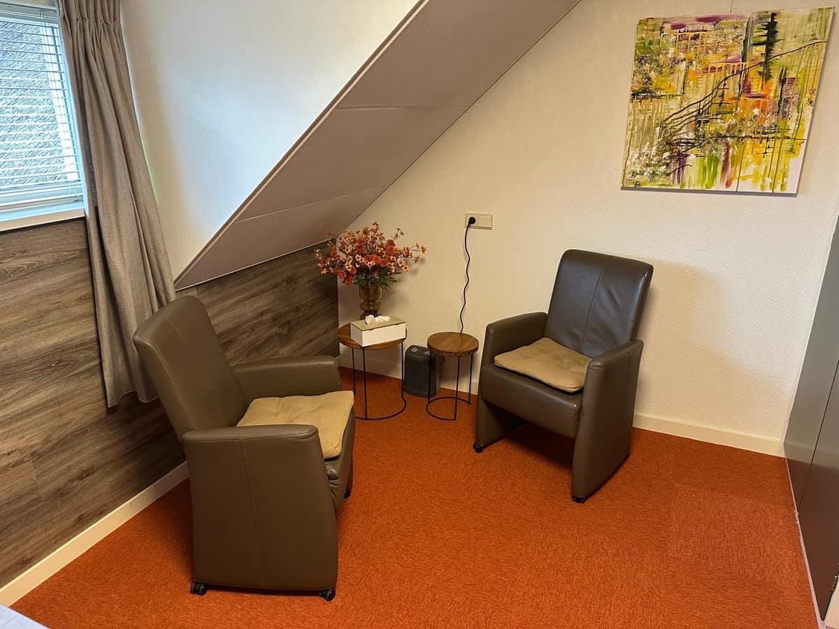 Derde spreekkamer met leren stoelen