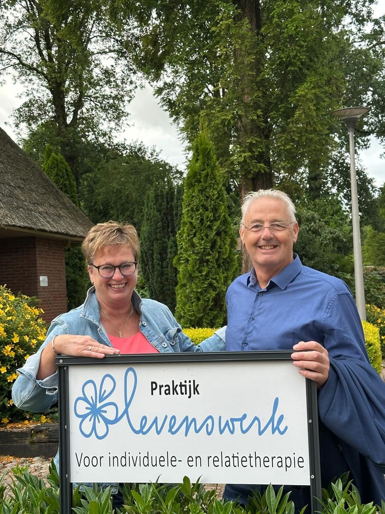 Arjo Ballast en Jeanette Wiersema van Praktijk Levenswerk bij het praktijkbord voor individuele- en relatietherapie in Musselkanaal